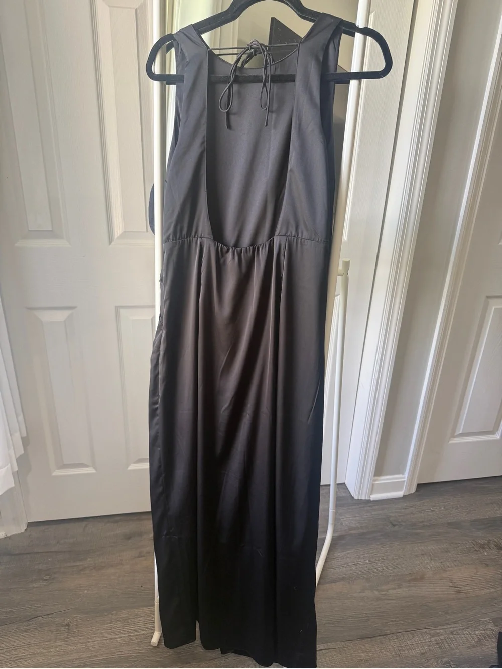 Elegant Black Sleeveless Knotted Midi Dress